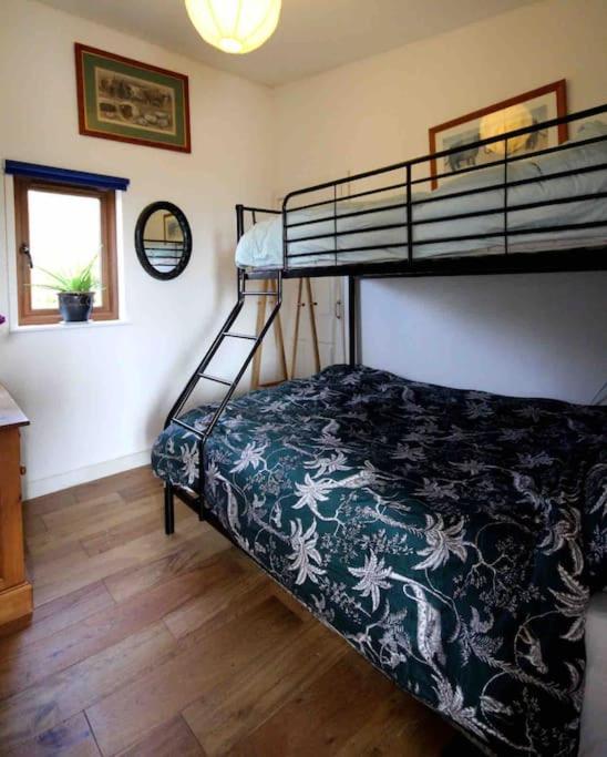 ביוד Spacious Cabin On Isolated Farm With Sea View מראה חיצוני תמונה