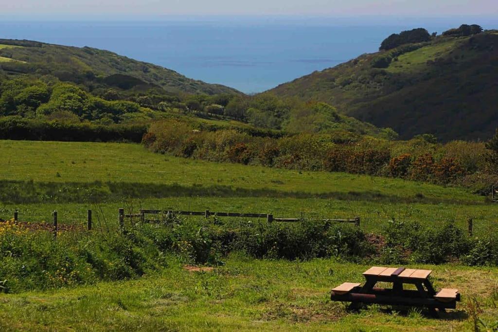 ביוד Spacious Cabin On Isolated Farm With Sea View מראה חיצוני תמונה