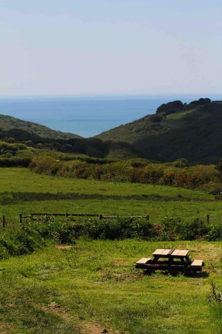 ביוד Spacious Cabin On Isolated Farm With Sea View מראה חיצוני תמונה